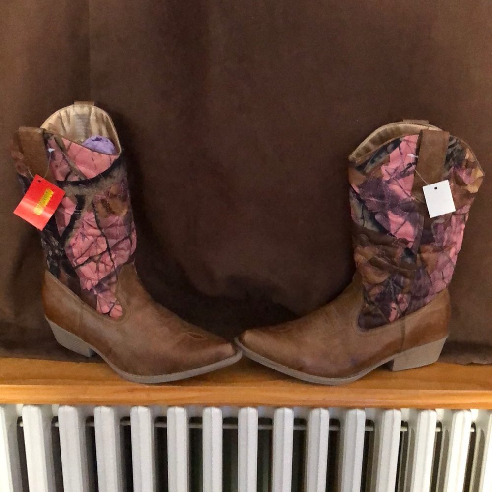 NWT. Hot Tomato brand pink camp cowboy boots